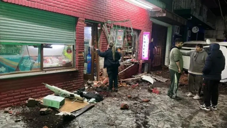 Vista del almacén en la intersección de Cerrito y Magallanes en Mar del Plata tras el accidente
