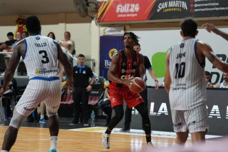 Daniel Moreira, pivot brasileño, durante un partido con San Martín de Corrientes