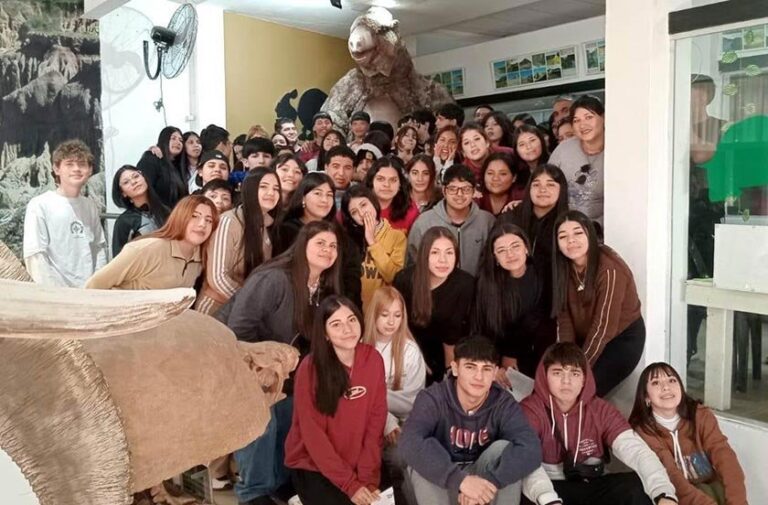 Delegación estudiantil en el Yacimiento Fosilífero Toropí de Bella Vista