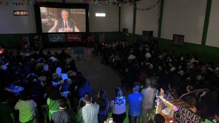 Estudiantes y docentes en el Festival Regional de Cine Rural en Caá Catí
