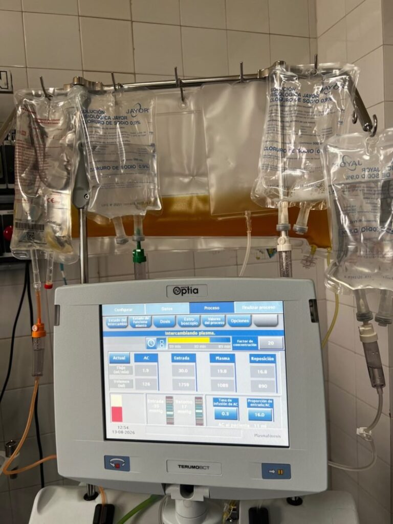 Equipo médico del hospital Juan Pablo II realizando una plasmaféresis