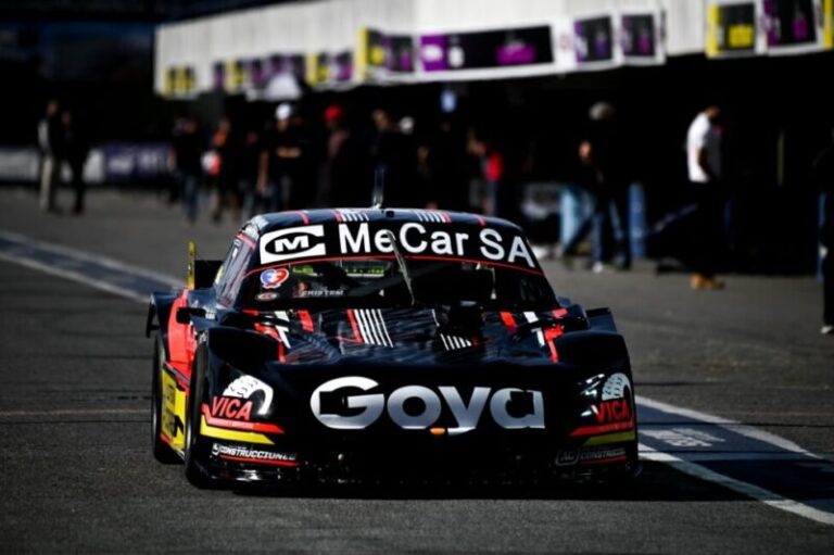 Ignacio Vilas con su Dodge en el Autódromo Roberto Mouras