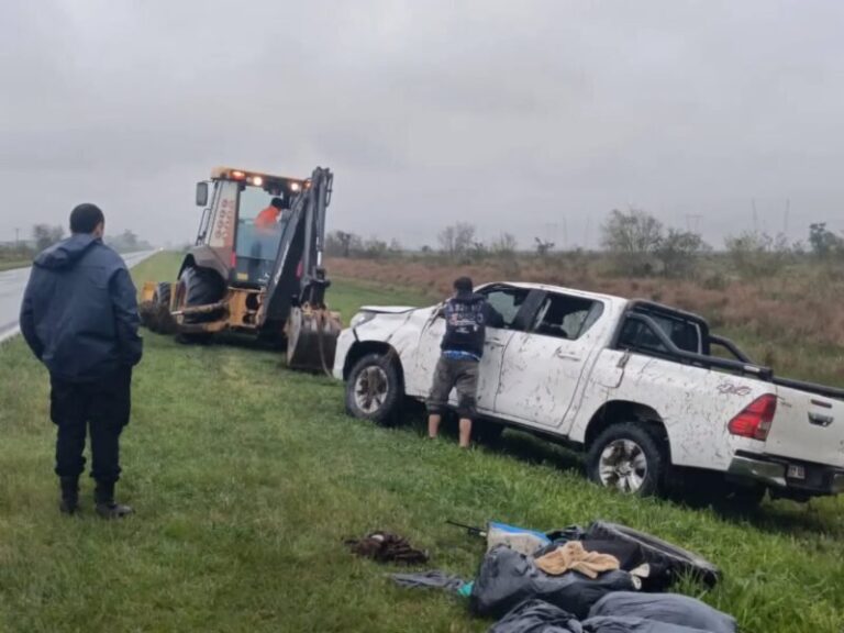 Camioneta despistada en la Ruta 12 a la altura de Itá Ibaté