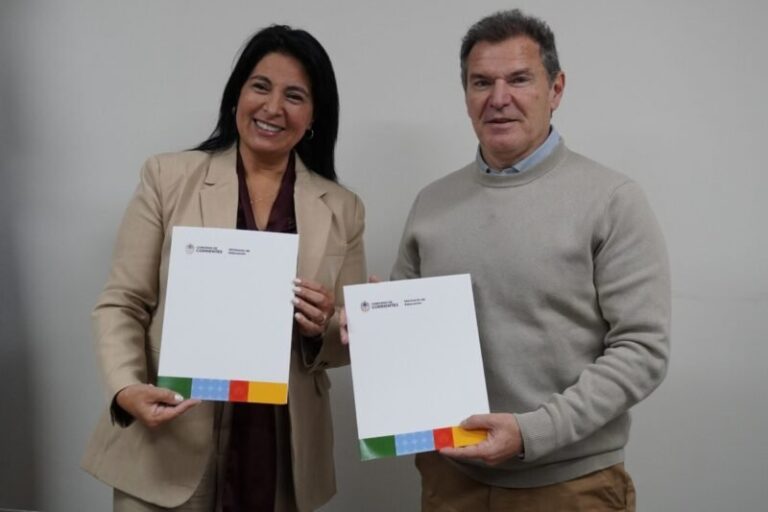 Firma de convenio entre Ministerio de Educación y Lotería de Corrientes