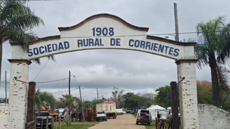 Ingreso de animales al predio de la Sociedad Rural de Corrientes en la 90° Exposición