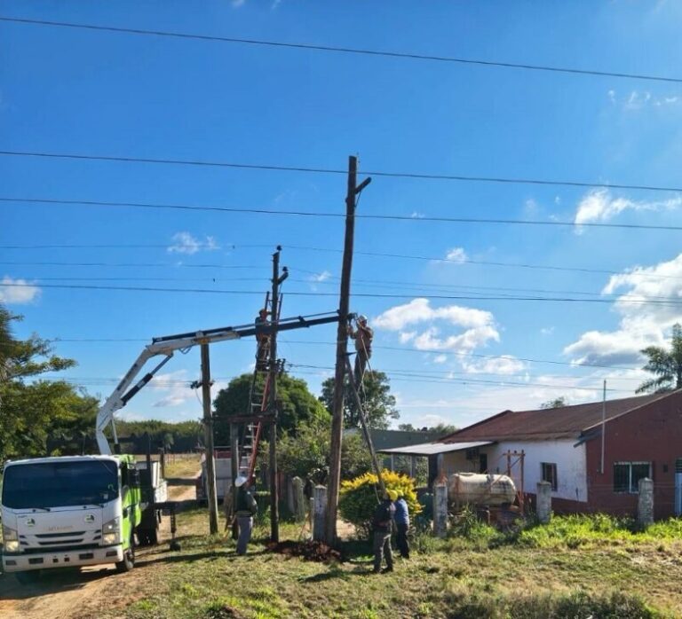 Operario de mantenimiento de líneas eléctricas en Corrientes
