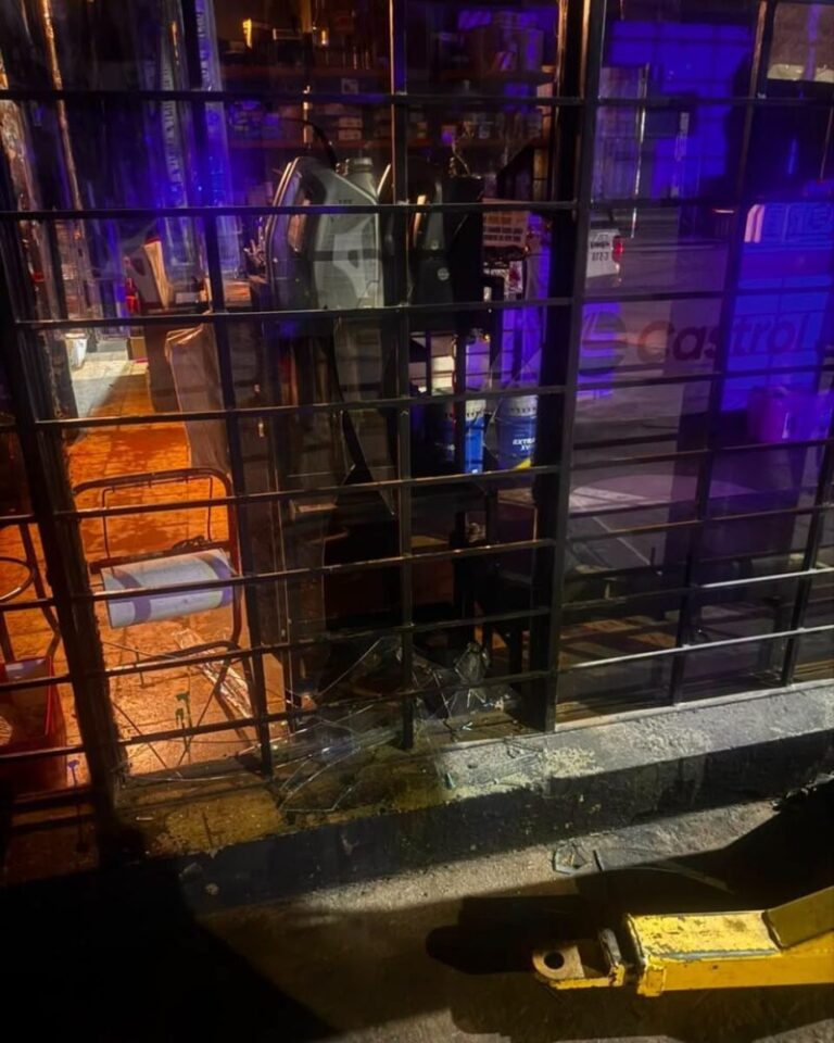 Vidriera de un lubricentro destrozada en la avenida Independencia