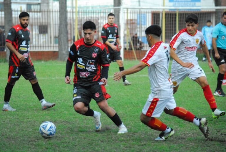 Partido de fútbol de la Liga Correntina entre Sacachispas y Deportivo Empedrado