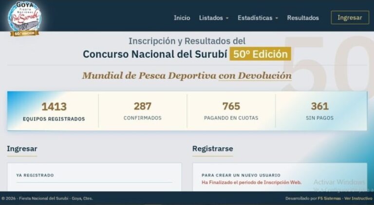 Barcos de pesca en el río Paraná durante la Fiesta del Surubí en Goya