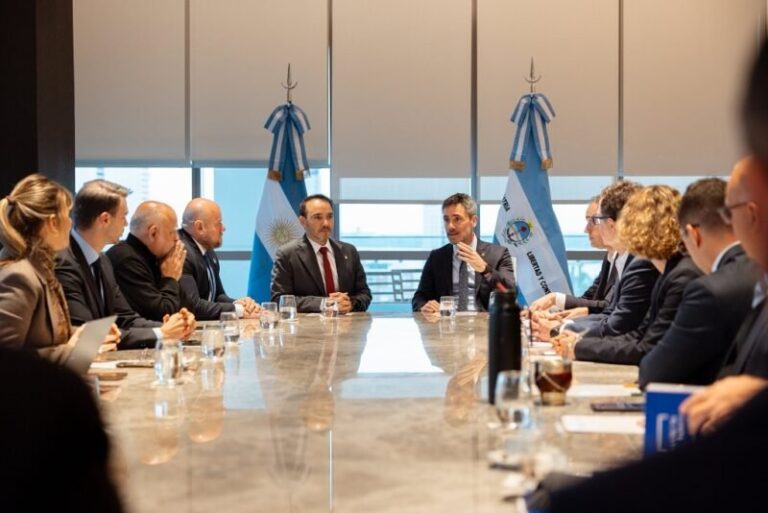 Reunión entre el gobernador Juan Pablo Valdés y el secretario general del CFI, Ignacio Lamothe