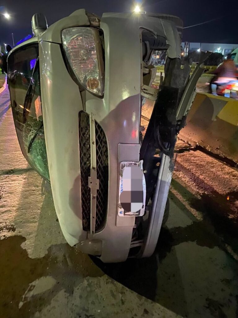 Auto volcado en la Ruta 5 tras chocar contra el guardarraíl